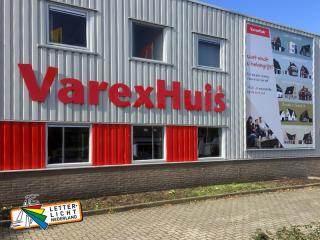 Groot en opvallend logo op  pand